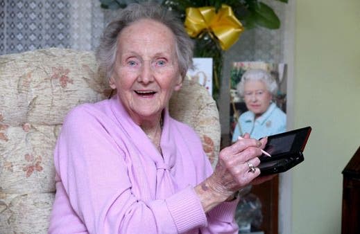 A mi abuela le gusta jugar a la DS