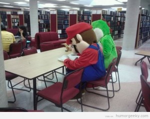 mario-bros-yoshi-estudiando-biblioteca