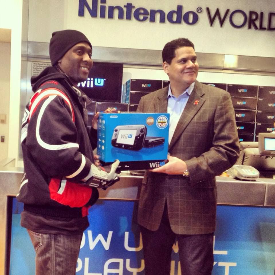 Reggie entrega en mano la primera Wii U vendida