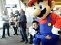 Mario regala Wii U’s en un vuelo sorprendiendo a los pasajeros