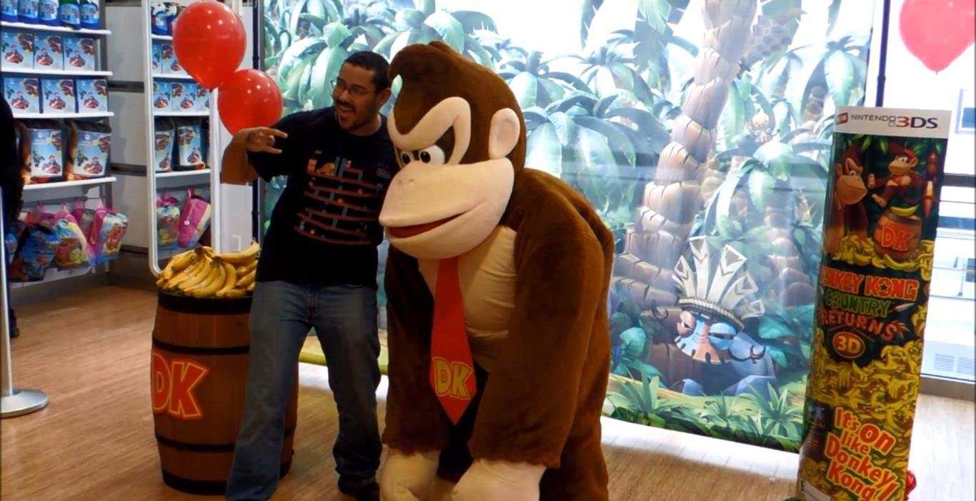 Se disfraza de Donkey Kong para Nintendo y acaba lesionado