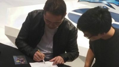 Un fan hace firmar a Masuda un dibujo de las evoluciones filtradas de los Pokémon iniciales de Alola