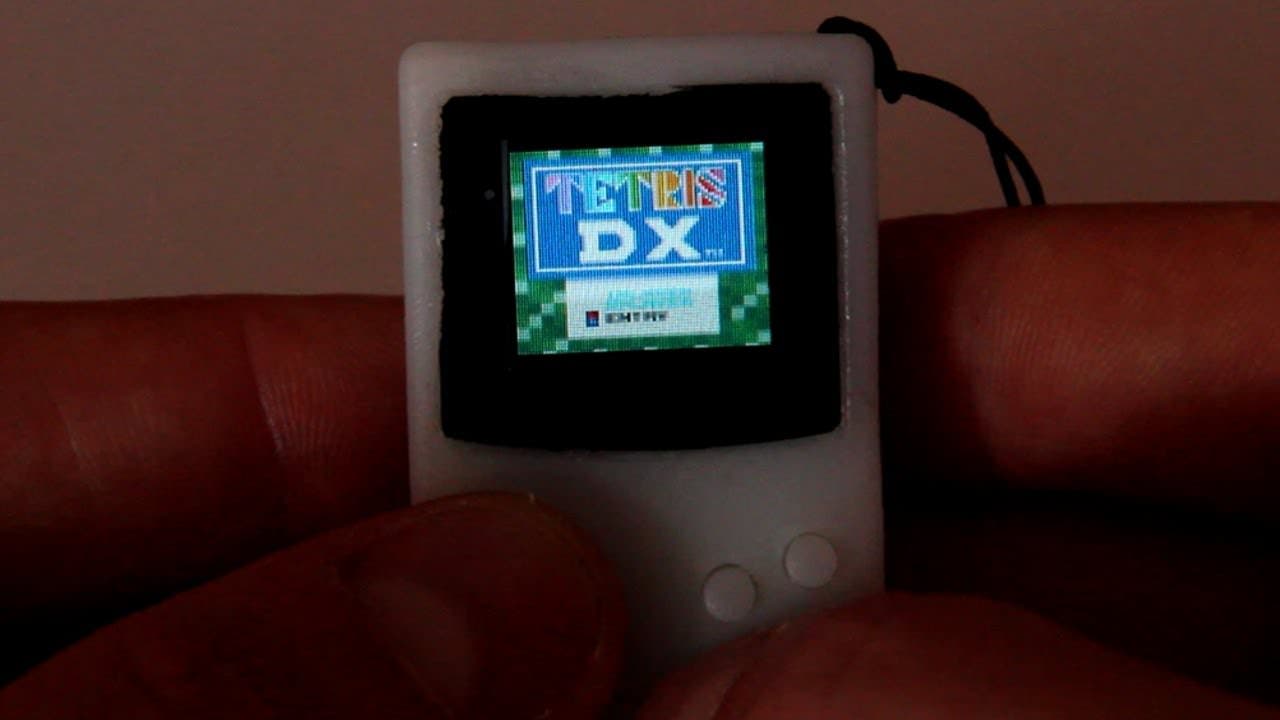 Fan crea un Game Boy Color más pequeño que un dedo, que en realidad funciona