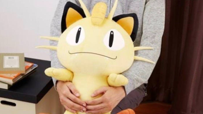 Este peluche gigante de Meowth ya está de camino a Japón