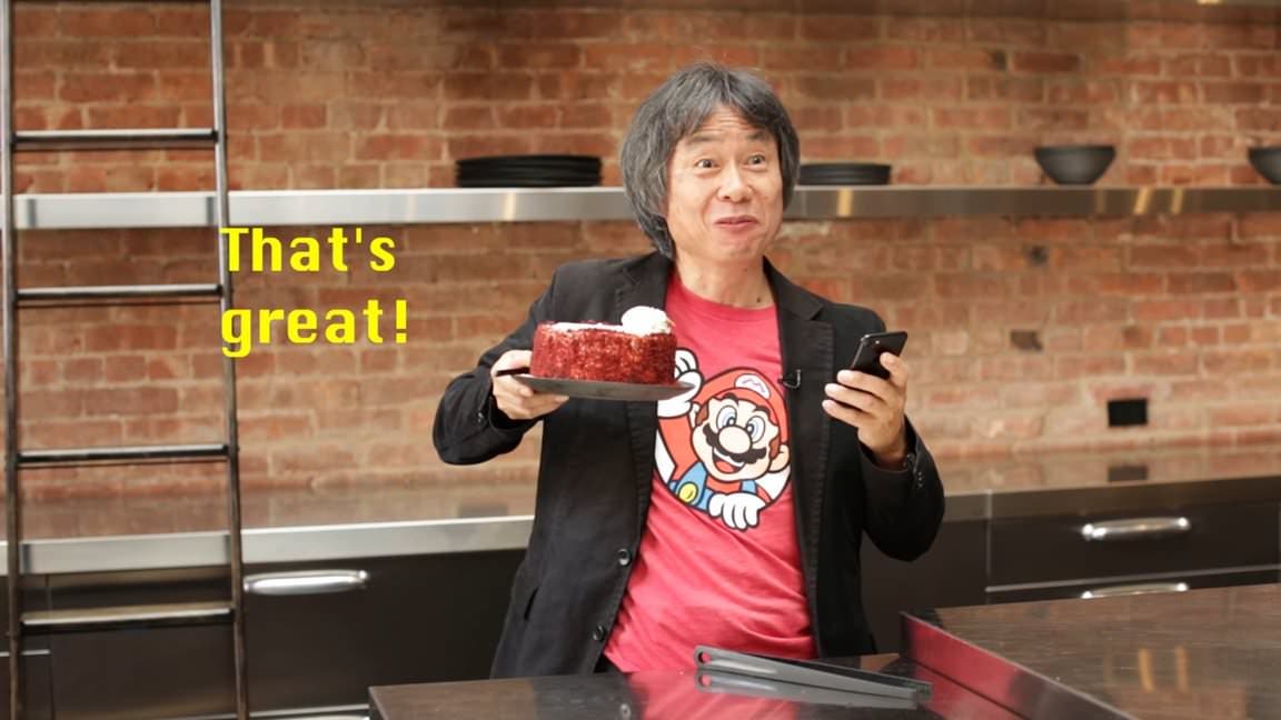 Observa a Miyamoto jugando a ‘Super Mario Run’ mientras se come una tarta