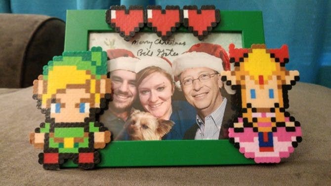 Bill Gates, cofundador de Microsoft, regala artículos zelderos y una NES Mini en un evento navideño