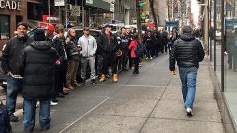 Estos fans llevan haciendo cola desde ayer en la Nintendo NY para poder reservar Switch
