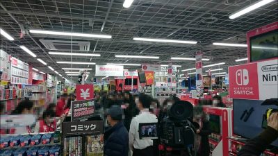 [Act.] Un vistazo a las largas colas japonesas por hacerse con Switch