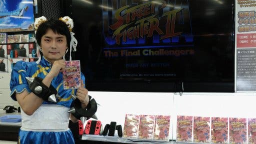 Uno de los desarrolladores de Ultra Street Fighter II se disfraza de Chun-Li para el evento de lanzamiento japonés