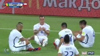 La selección de fútbol de Chile celebra un gol simulando que están jugando a Switch