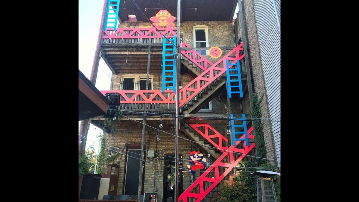 Un bar de Chicago decora su entrada con el diseño de Mario y Donkey Kong