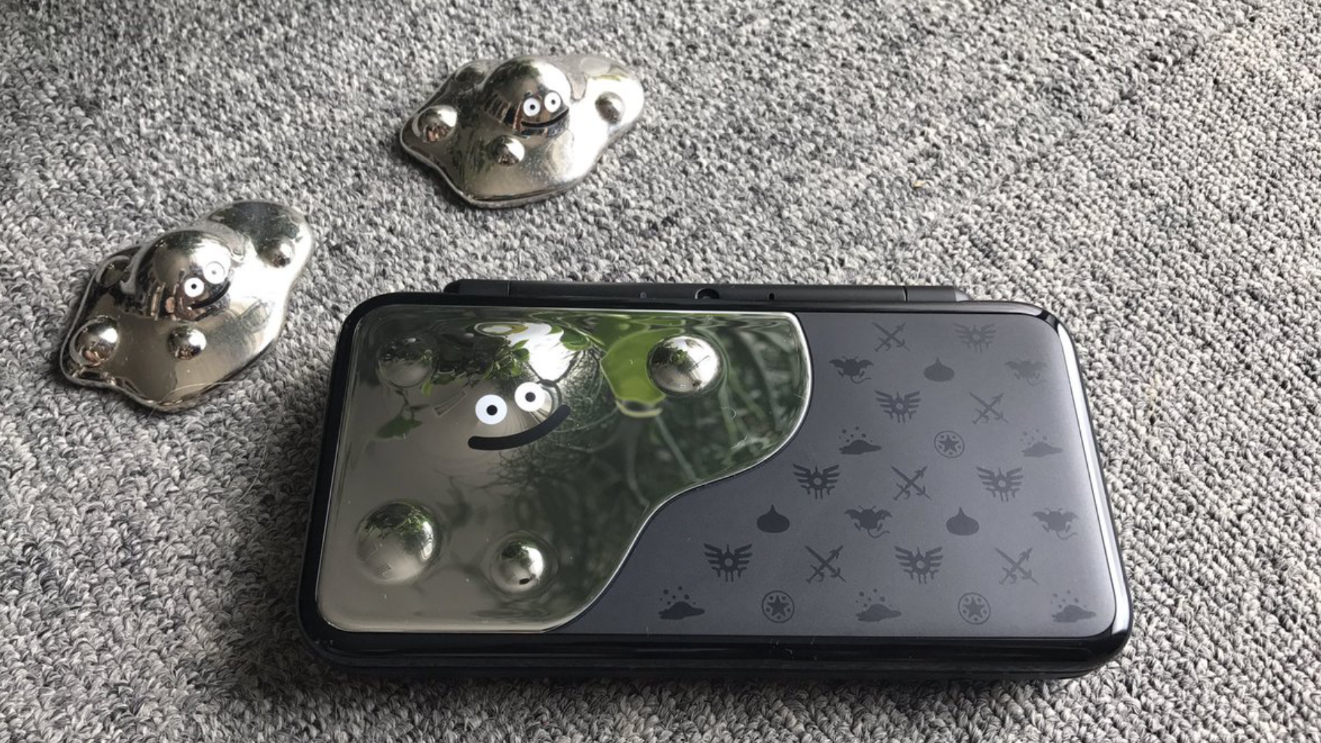 Fotos de la New Nintendo 2DS XL Dragon Quest Liquid Metal Slime Edition