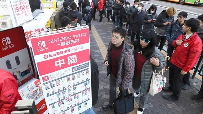 Los compradores japoneses interesados en Nintendo Switch comienzan a desesperarse ante la falta de stock