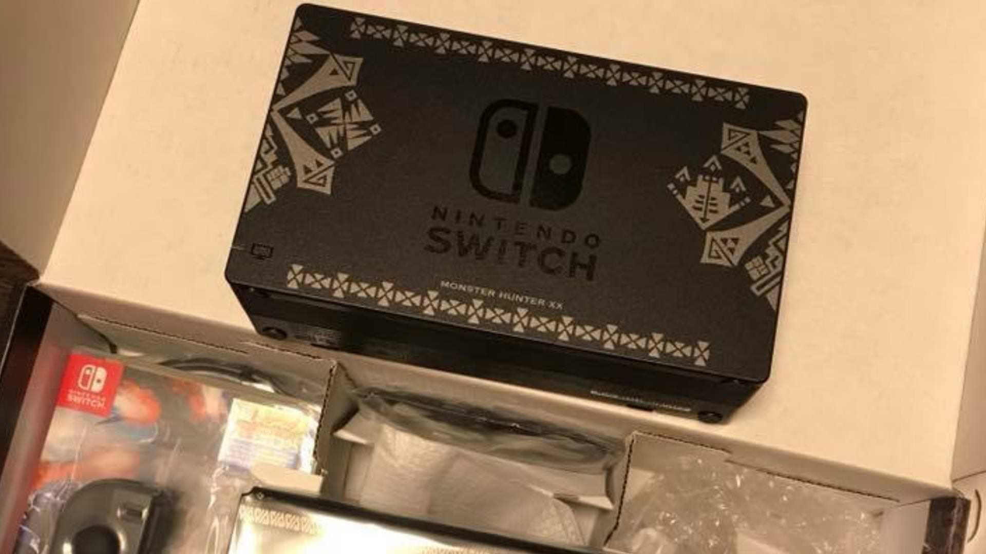 Imágenes del pack japonés de Nintendo Switch con Monster Hunter XX
