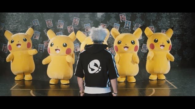 Este vídeo promocional del JCC Pokémon enfrenta al Equipo Pikachu y al Team Skull en un concurso de baile