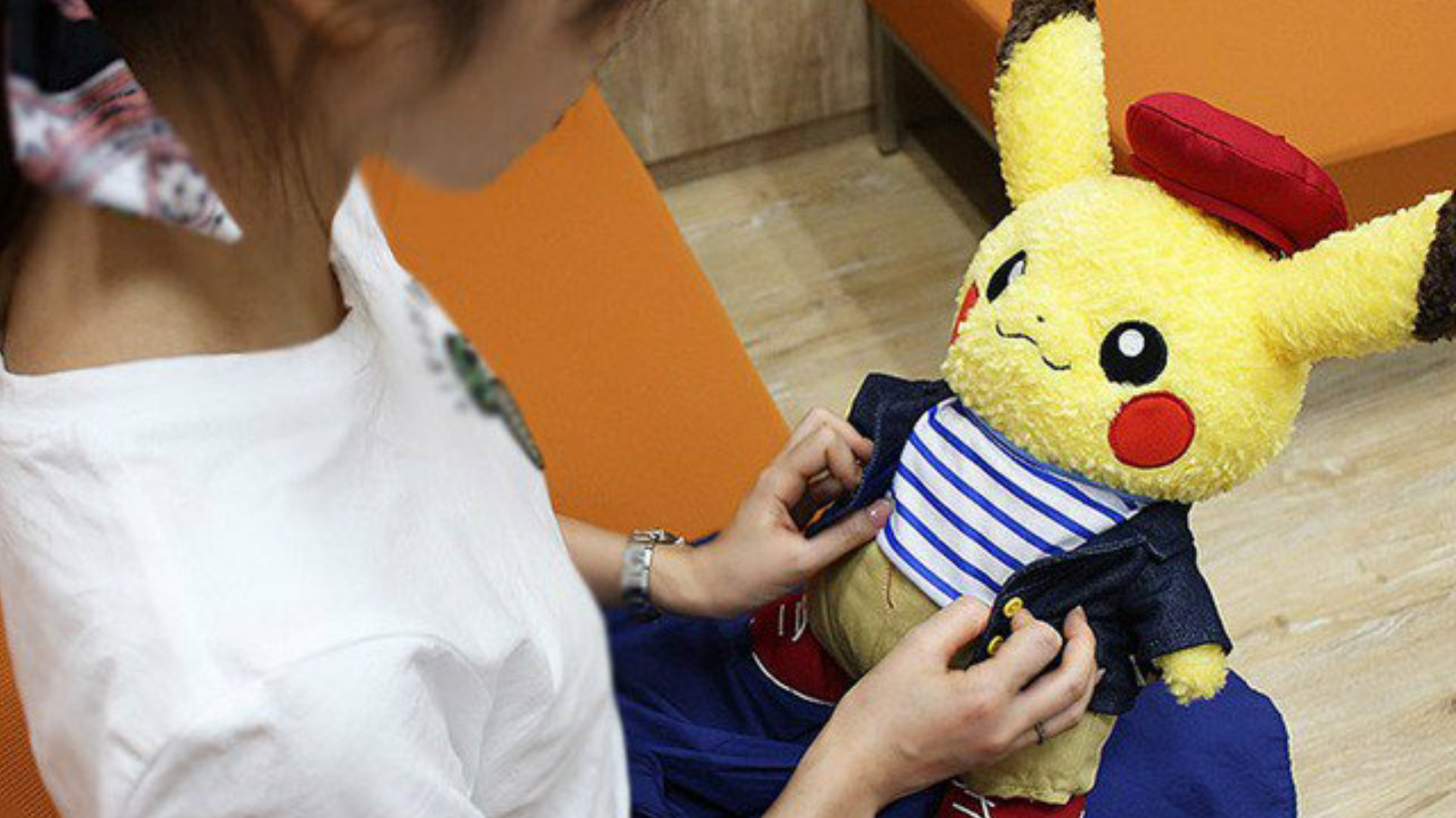 Echad un vistazo a este genial peluche de Pikachu con ropa de Pokémon Center