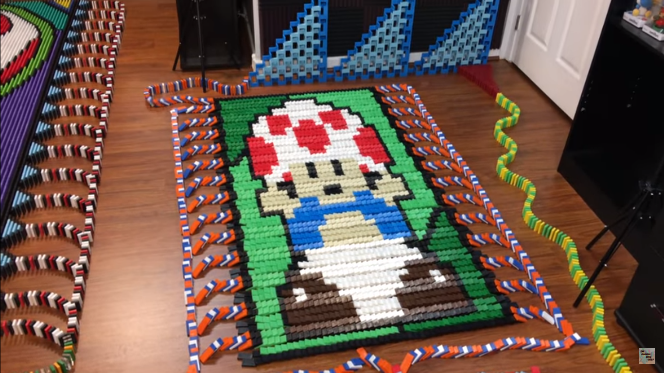 Un fan realiza un dibujo de Toad con más de ¡20.000 fichas de dominó!