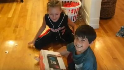 Este unboxing cumpleañero de Nintendo Switch puede que os recuerde a cierto vídeo de Nintendo 64