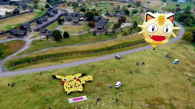 1.000 fans de Pokémon se unen en Japón para formar este Pikachu gigante