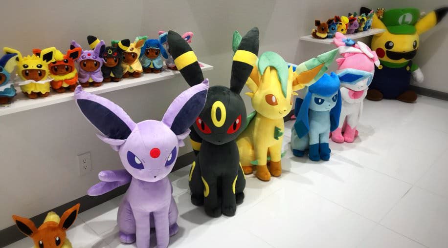 Pokémon Center muestra nuevos peluches de las evoluciones de Eevee a tamaño real