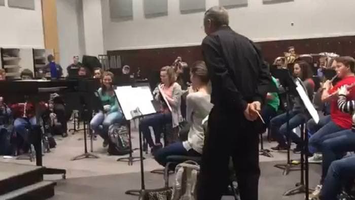 Vídeo: Esta orquesta gasta una broma a su director tocando el tema del Canal Mii en lugar de un coral de Bach
