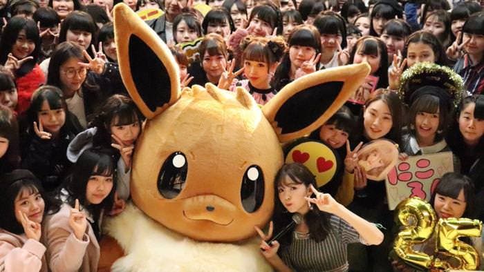 The Pokémon Company sorprende a la popular modelo NiCORON con una visita de Eevee en su cumpleaños