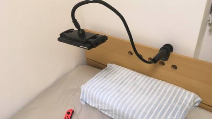 Echa un vistazo a este accesorio de para jugar a Nintendo Switch en tu cama