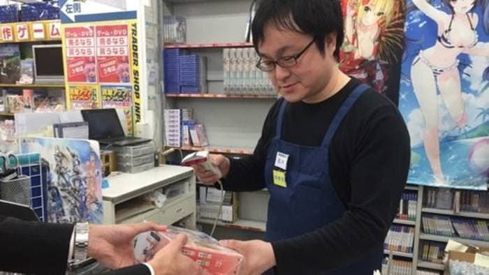 El productor de Senran Kagura se hace pasar por un empleado de una tienda por el April Fools Day