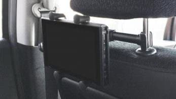 Echa un vistazo a este accesorio de Cyber Gadget para jugar a Nintendo Switch en el coche