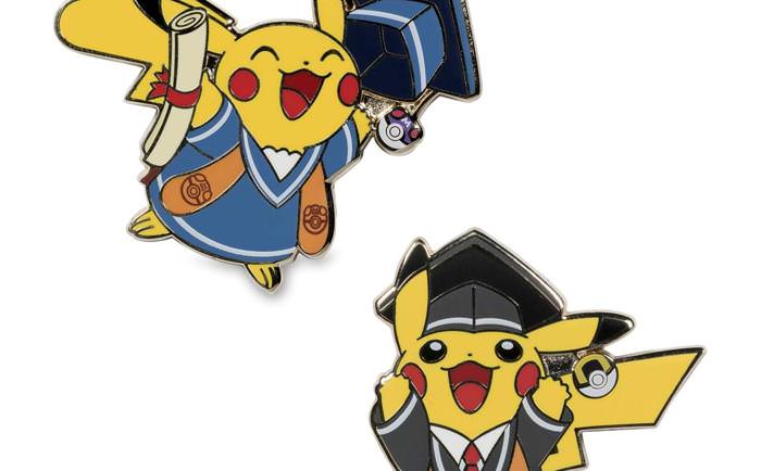 Echad un vistazo a estos pins y esta tarjeta de felicitación para la graducación de Pikachu