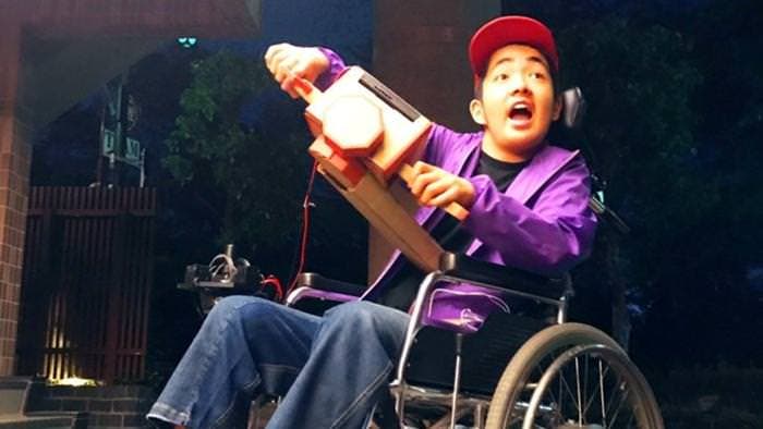 El ingeniero japonés Kentaro Yoshifuji logra impulsar la silla de ruedas de este joven usando la moto de Nintendo Labo