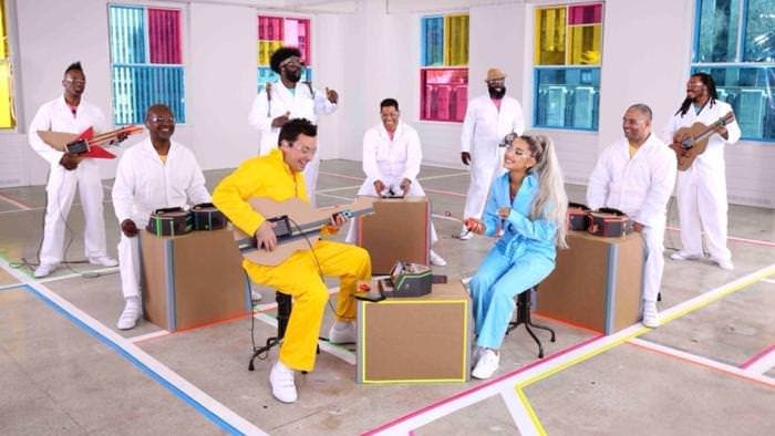 Ya puedes ver la actuación de Ariana Grande con instrumentos de Nintendo Labo en The Tonight Show