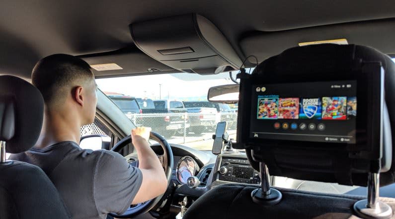 Este conductor de Uber ha instalado una Nintendo Switch en su vehículo