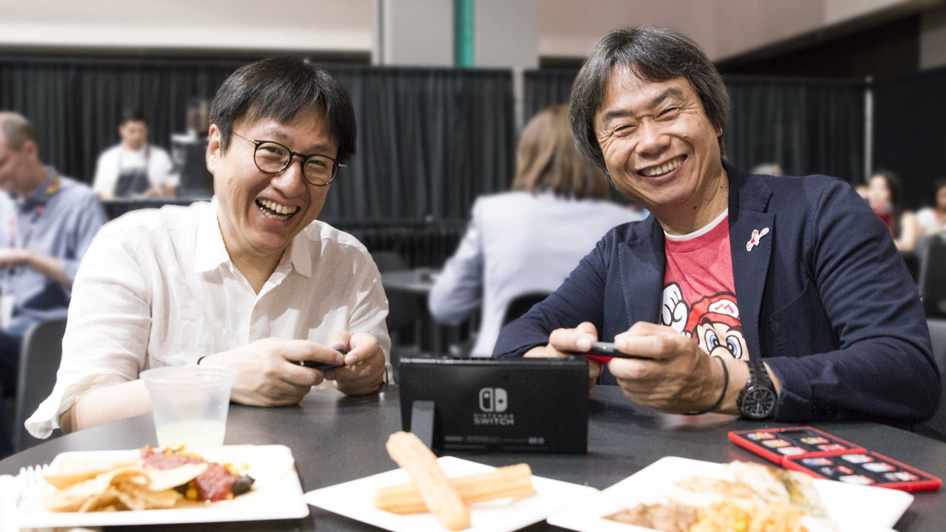 Takahasi y Miyamoto juegan juntos a Donkey Kong Country: Tropical Freeze en el E3