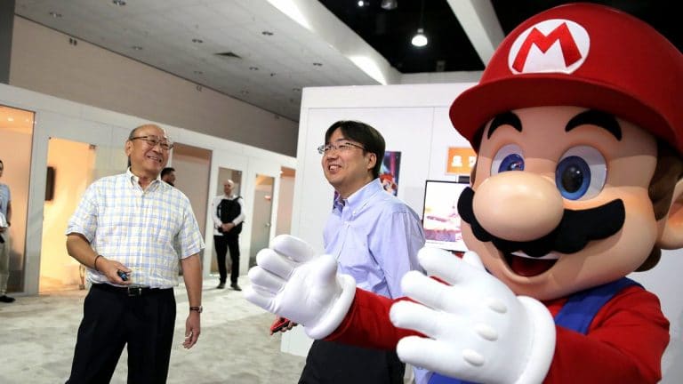 Tatsumi Kimishima pasa el testigo de la presidencia de Nintendo a Shuntaro Furukawa jugando a Mario Tennis Aces