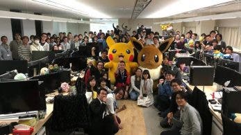 Pikachu y Eevee visitaron las oficinas de Game Freak para celebrar el anuncio de Pokémon: Let’s Go