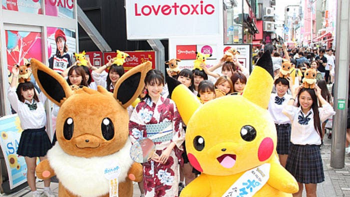 Pikachu, Eevee y 16 modelos invaden Harajuku para conmemorar la nueva película de Pokémon
