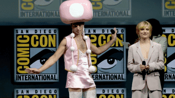 El actor Ezra Miller se disfraza de Toadette en la Comic Con de San Diego