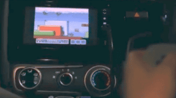 El anuncio televisivo de este coche muestra a los pasajeros jugando a Super Mario Bros. 3