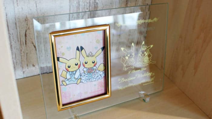 Ya disponibles estos marcos de fotos de boda personalizables adornados con Pikachu