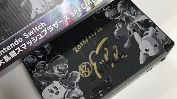 Sakurai firma la Nintendo Switch de Super Smash Bros. Ultimate de un miembro de su equipo