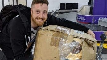 Este hombre comparte su emocionante viaje con un enorme cojín de Snorlax que compró cuando estaba borracho