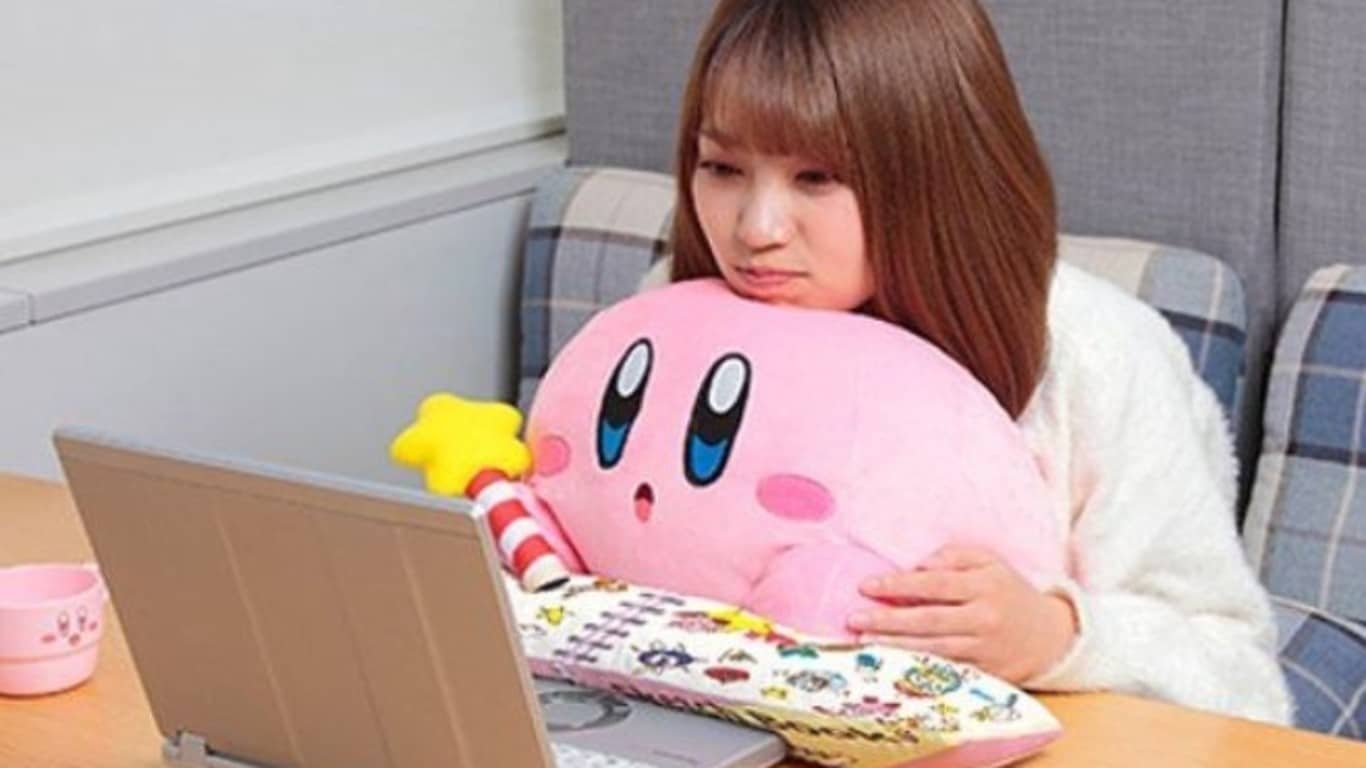 Este peluche de Kirby con un cojín para el PC llegará a Japón en marzo