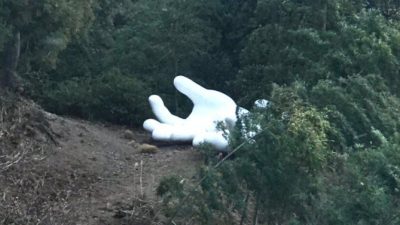 Encuentran una estatua de una mano gigante muy similar a Master Hand, de Super Smash Bros. Ultimate