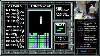 El actual campeón del mundo de Tetris se atreve a jugar con una alfombrilla de baile electrónica