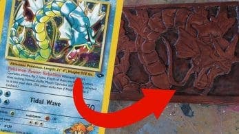 Un fan talla en madera la ilustración de la carta Pokémon de Gyarados