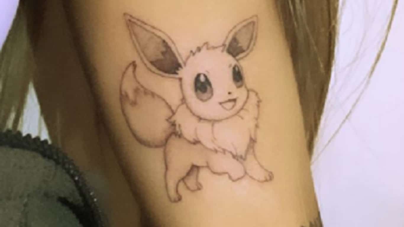 Ariana Grande se tatúa a Eevee