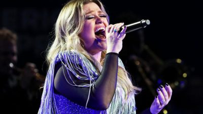 La cantautora Kelly Clarkson comparte que pasa su tiempo durante las giras jugando a la NES Classic Mini y Super Mario Bros. 3