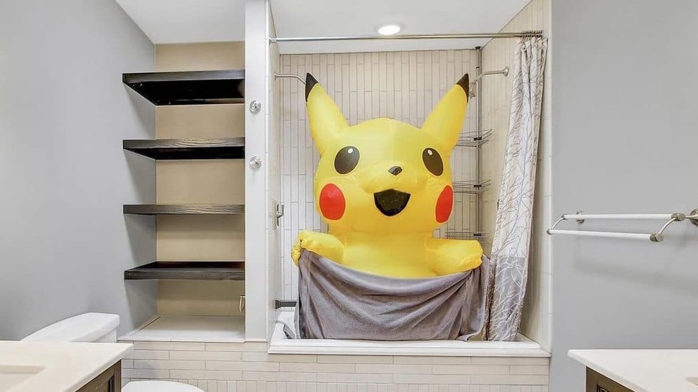Vendedor de casas sube a la red una escalofriante serie de fotografías disfrazado de Pikachu