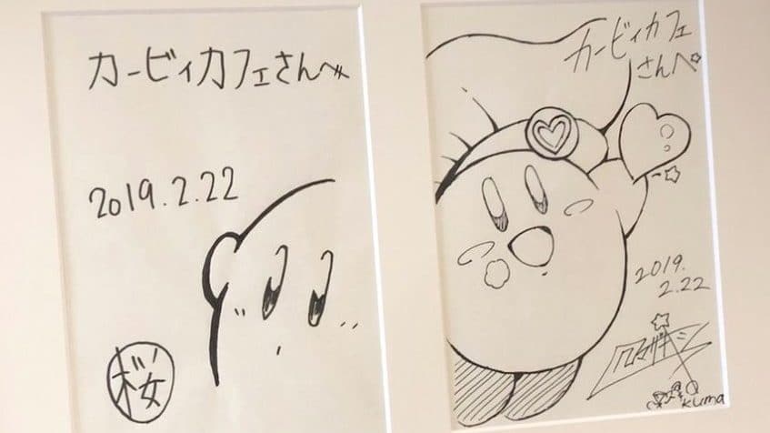 El Kirby Café de Japón cuelga un par de dibujos de Sakurai y Kumazaki